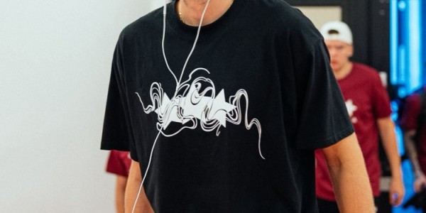 暂时1胜2负！波尔津吉斯晒照：国家队的夏天！