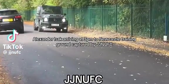 九游娱乐下载-人人喊打😨一群纽卡小球迷追着伊萨克车骂“老鼠，滚出这里！”