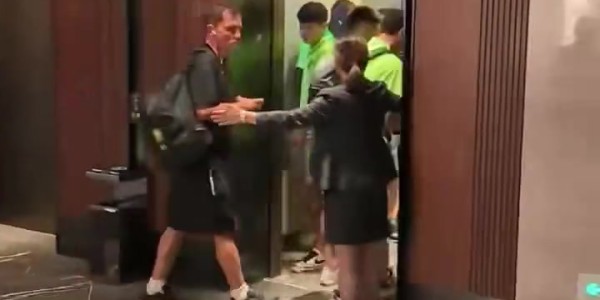 九游娱乐-📹王刚张玉宁与球迷冲突全程：被挑衅后从电梯冲出来与球迷对喷