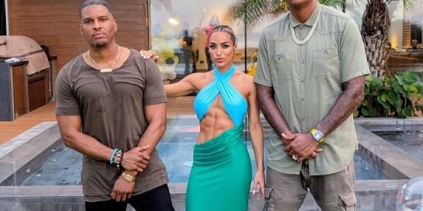 九游娱乐-无眉大侠维拉纽瓦晒与二婚妻子合照 后者身材健美&amp;amp;腹肌明显