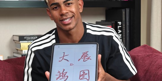 中国行结束了！亚马尔社媒晒好友睡照，并配文：再见，中国！